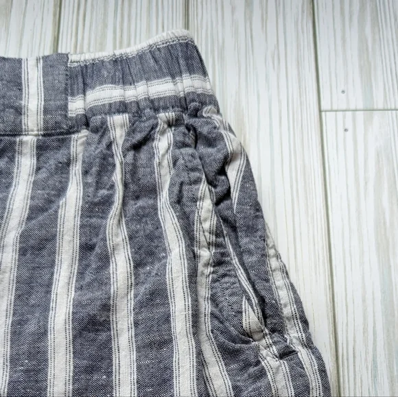 Christian Siriano Preppy Striped Linen Shorts in Blue and White Size Medium - Picture 6 of 7